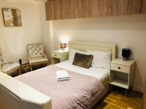Large Group Friendly South Belgravia 4BR Apt
